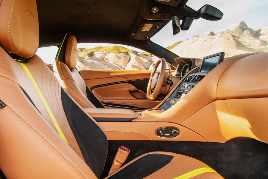 Интерьер Aston Martin DB11 AMR 2019 года  (NA) (фото 33 из 40)